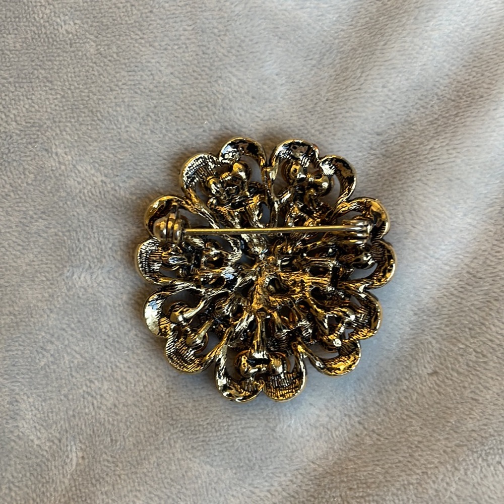 Woman’s Red Brooch - Picture 3 of 3